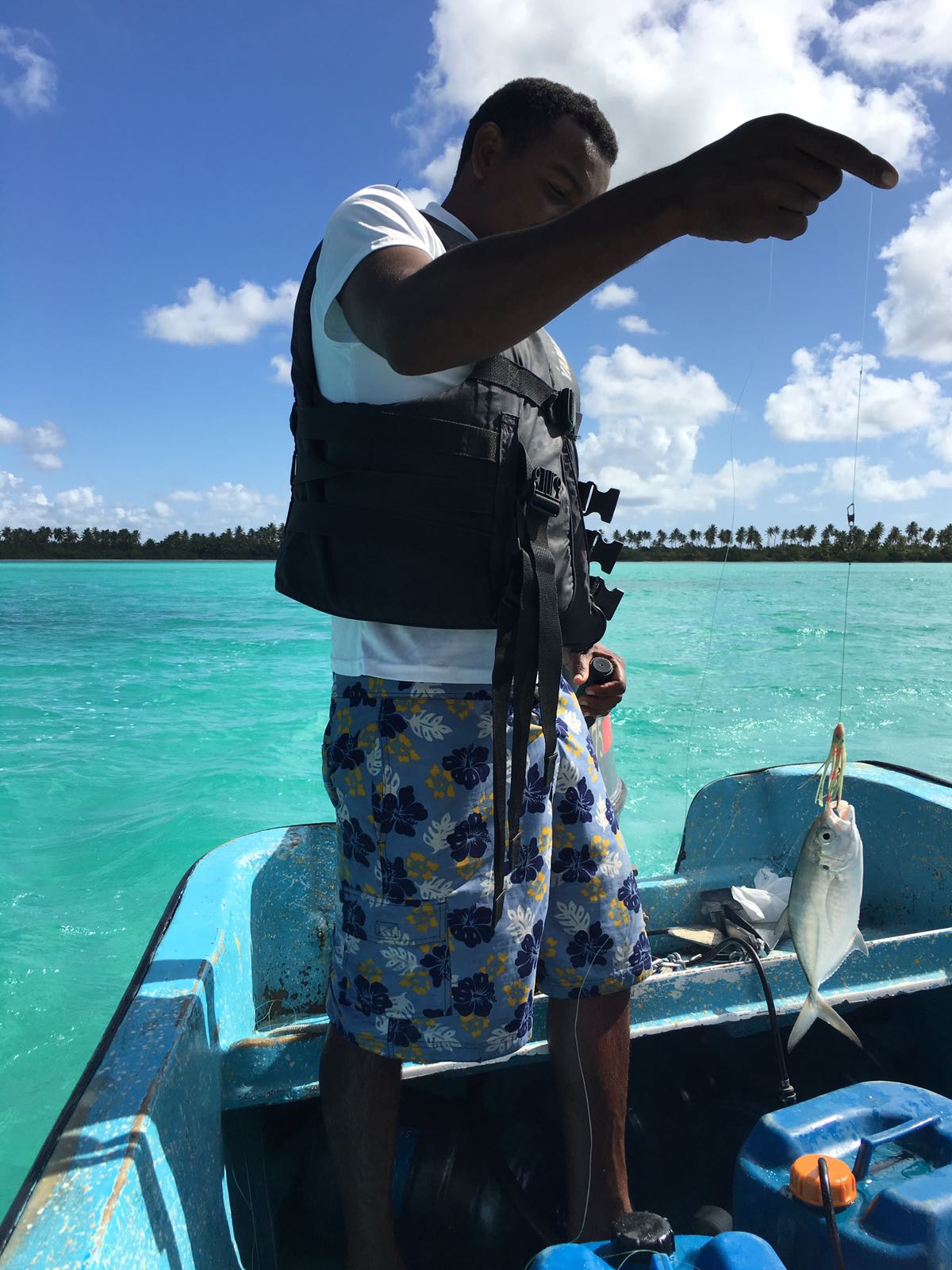 Mann im Boot mit kleinem Fischfang