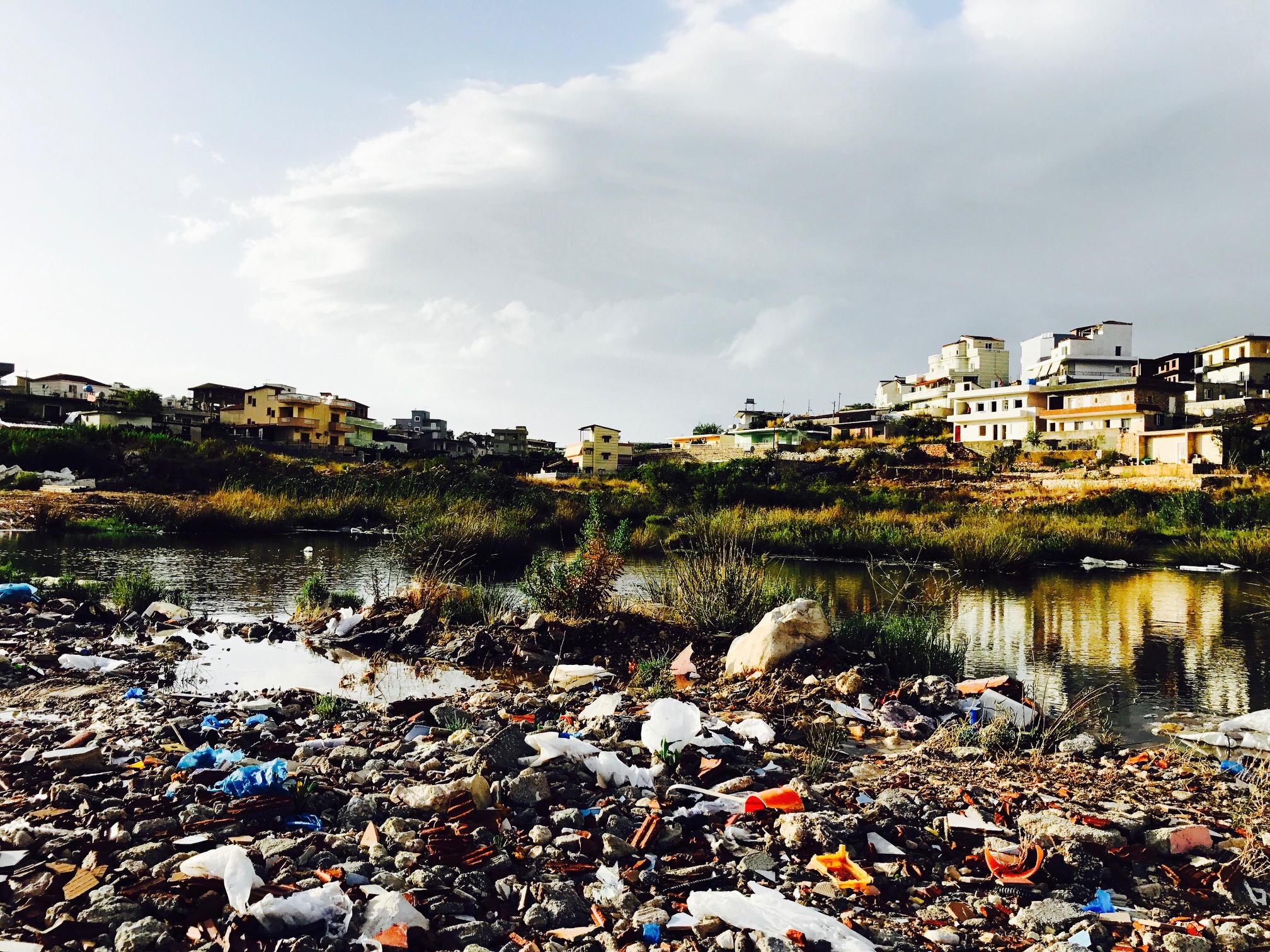 Blick auf eine Müllhalde im Hinterland bei Ksamil