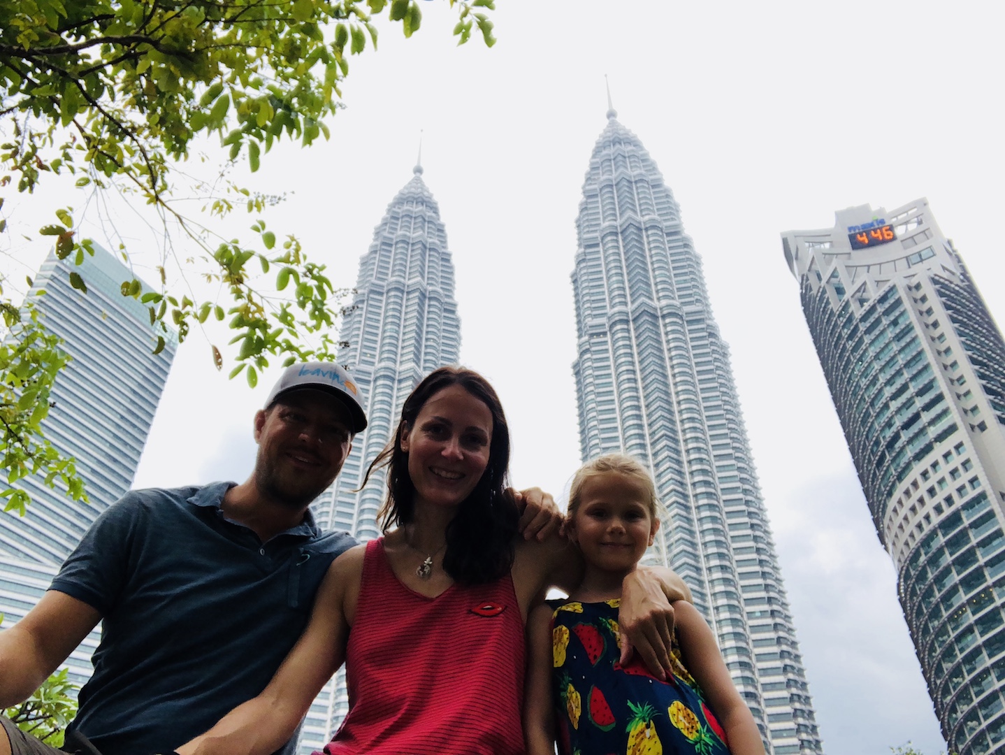 Familie im Park vor den Petronas Towers, Kuala Lumpur, Malaysia