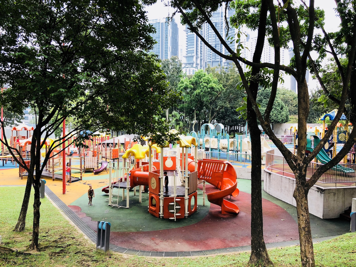 Spielplatz im Park vor den Petronas Towers, Kuala Lumpur, Malaysia
