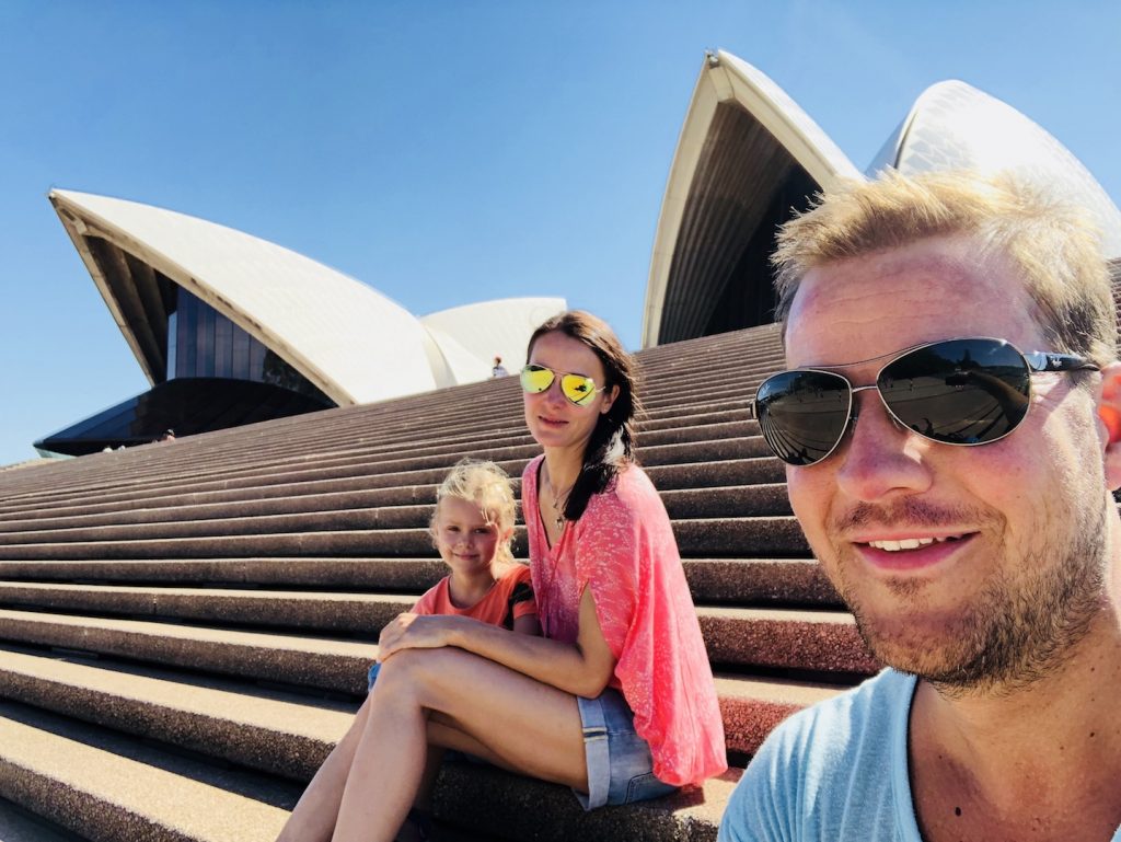 Familie vor dem Sydney Opera House