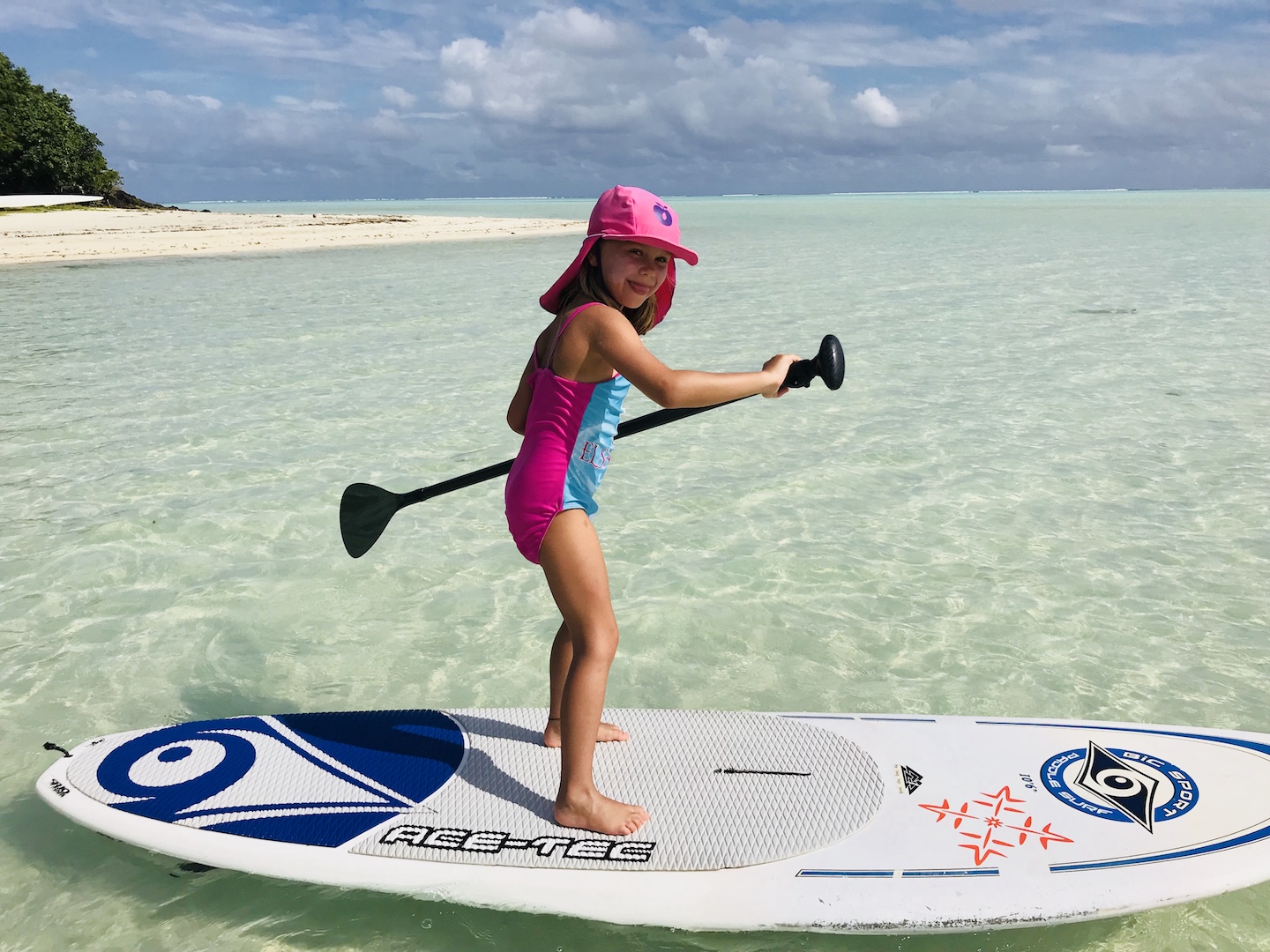 Kleines Mädchen beim Stand up paddling auf Maupiti