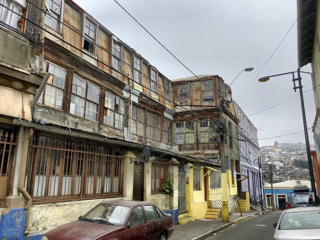 Heruntergekommene Häuser in Valparaiso