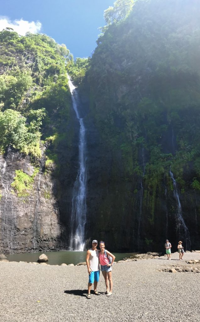 Pärchen vor den Vaimahutu Wasserfällen, Tahiti