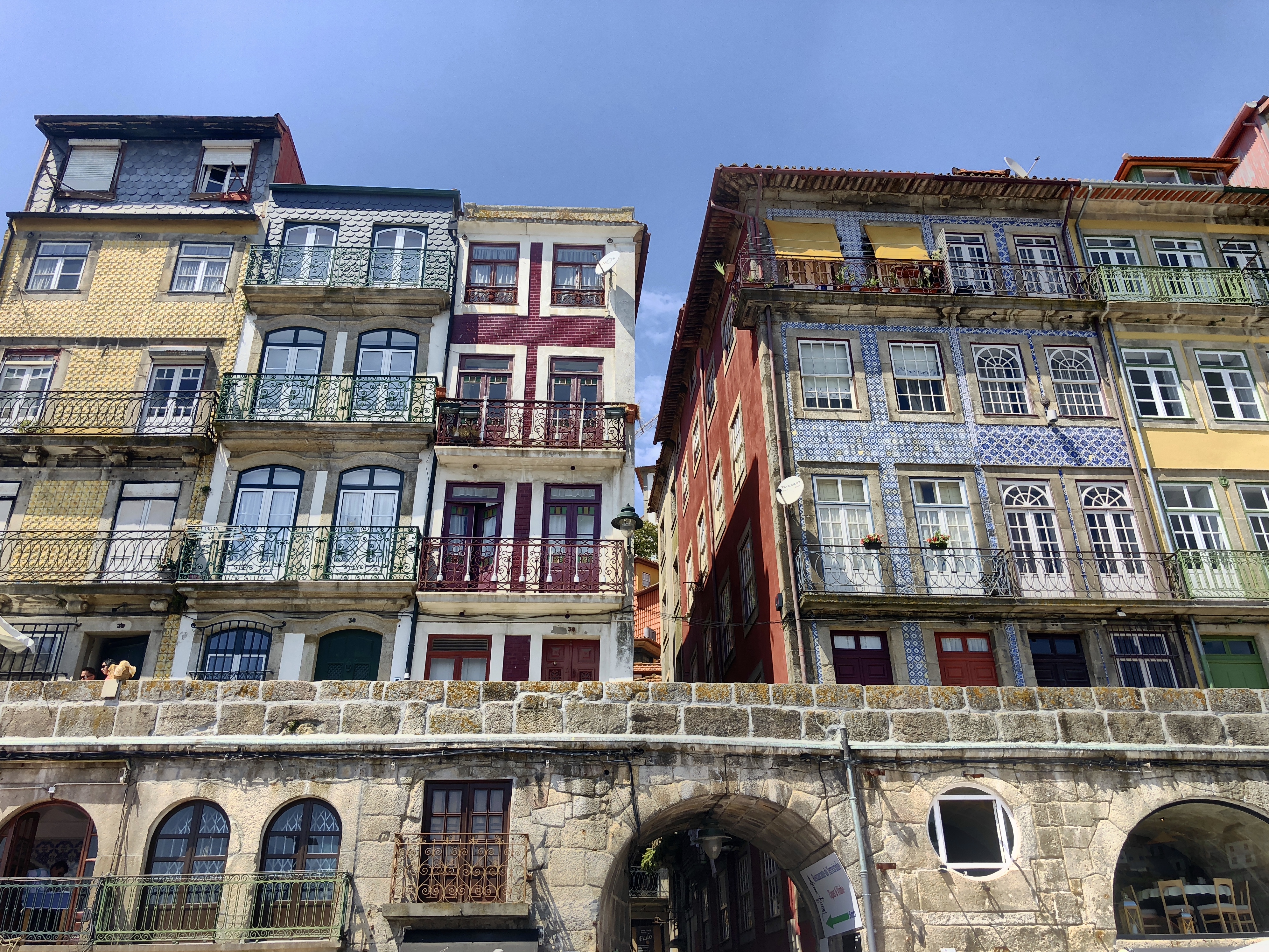 Altbauten mit Kacheln an der Hausfassade in Porto
