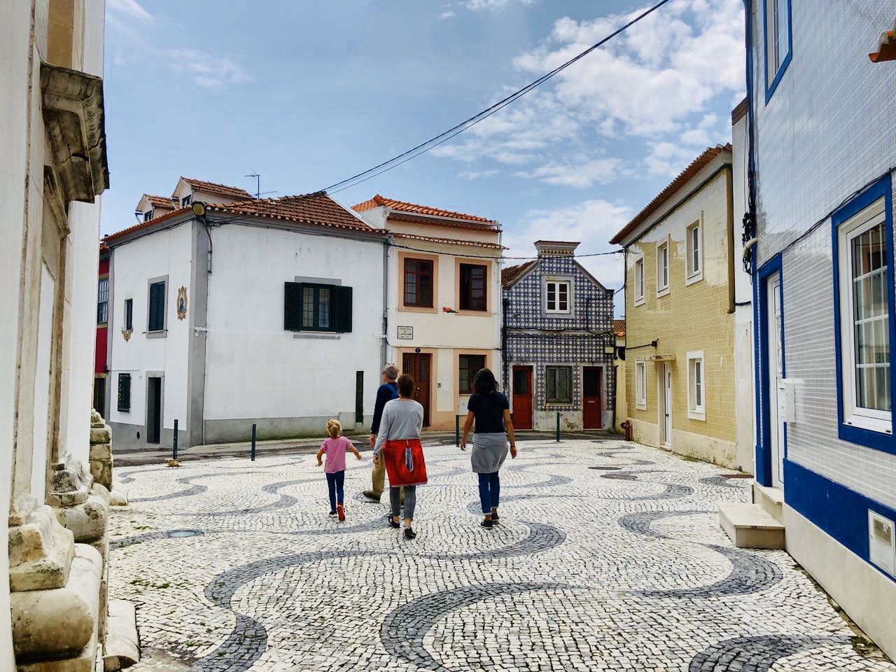 Familie spaziert durch Aveiro Altstadt