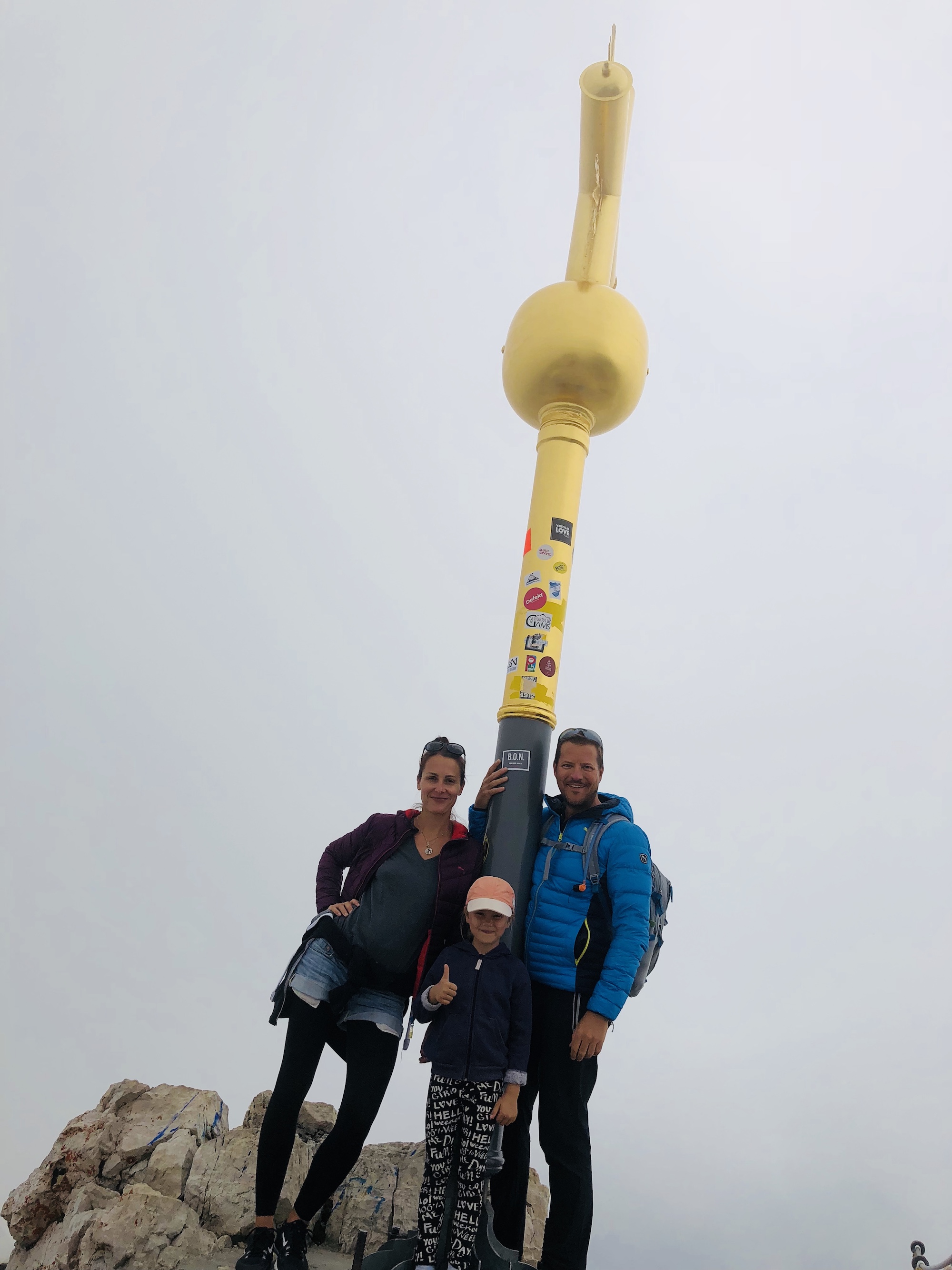 Familie am Gipfelkreuz der Zugspitze
