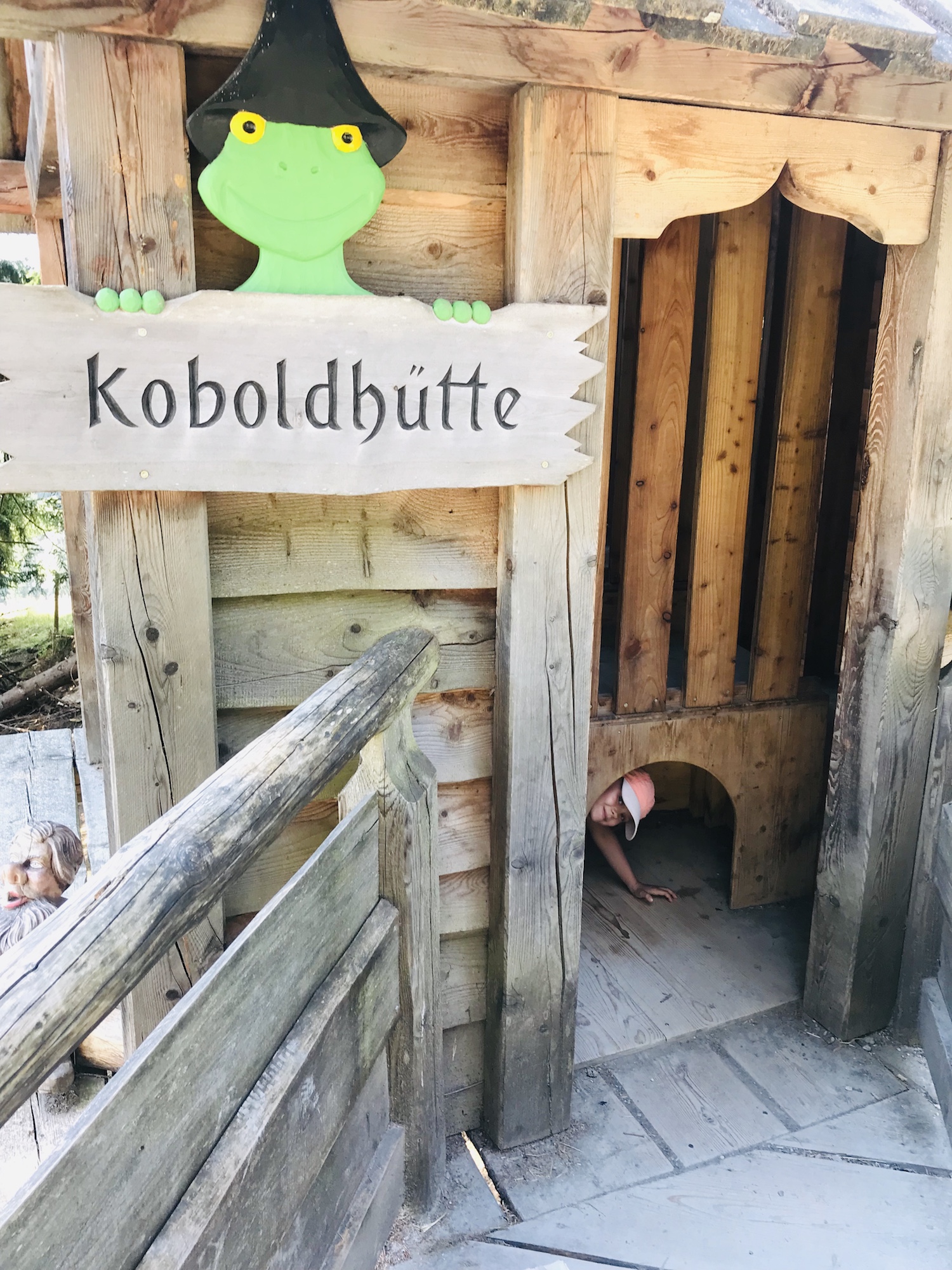 Kind in Koboldhütte in Ellmis Zauberwelt, Österreich