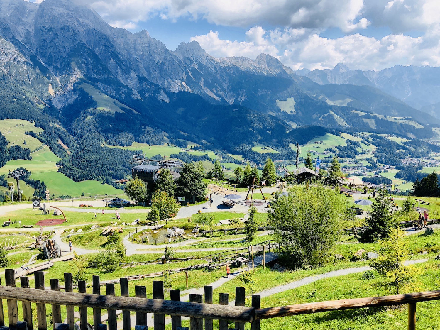 Blick auf den Sinne Park auf der Asitzalm in Leogang, Österreich