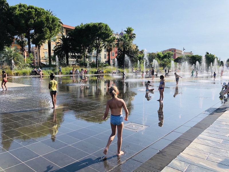 Wasserfontainenspiel auf der Promenade du Paillon in Nizza