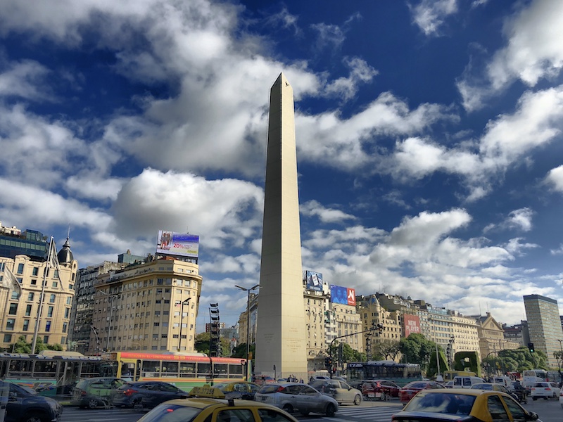 Obelisk am Plaza de Républicain, Montserrat