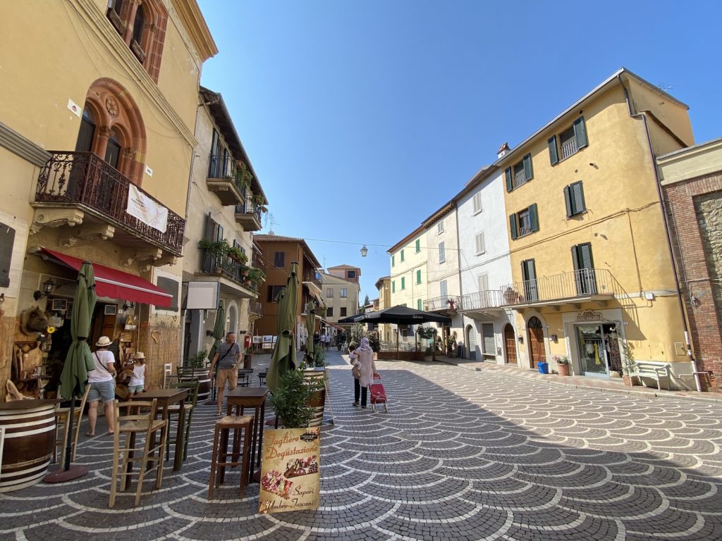 Die kleine Fußgängerzone in Passignano mit einigen schönen Restaurants